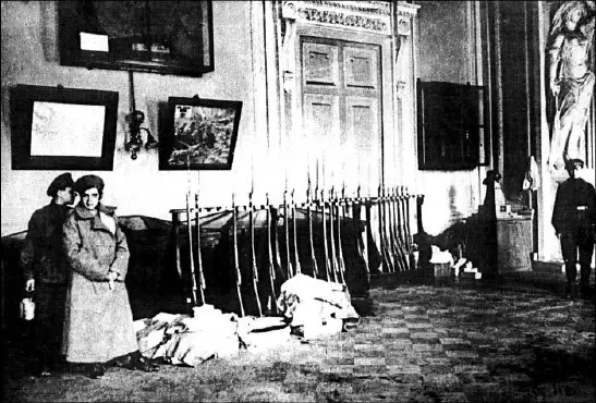 Зимний дворец Петроград 25 октября 1917 года Последние часы кадры из - фото 110