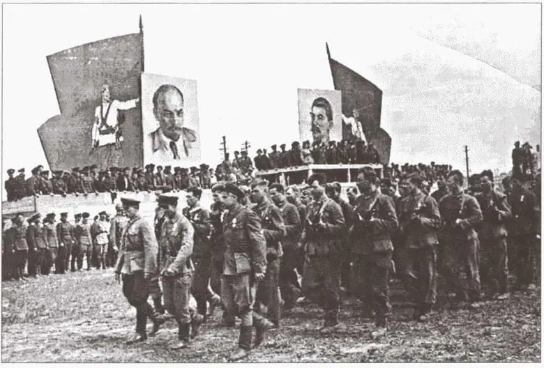 Парад партизан Смоленщины 1943 г Советская кавалерия в атаке - фото 39
