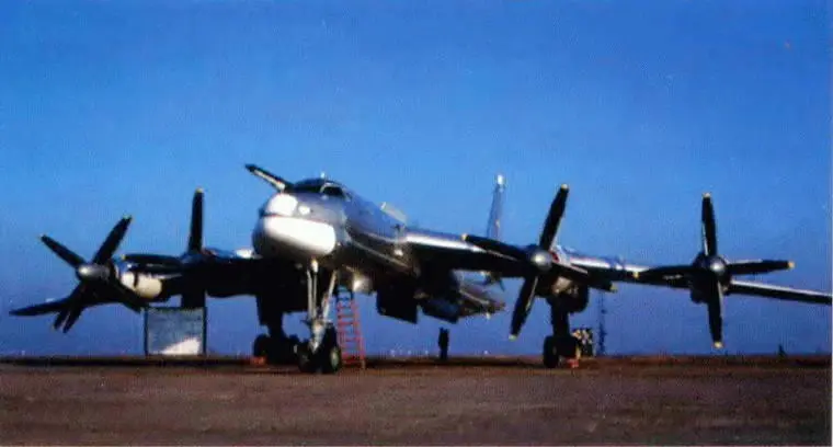 Турбовинтовой стратегический бомбардировщик Ту95 Бомбовая нагрузка 515 т в - фото 19