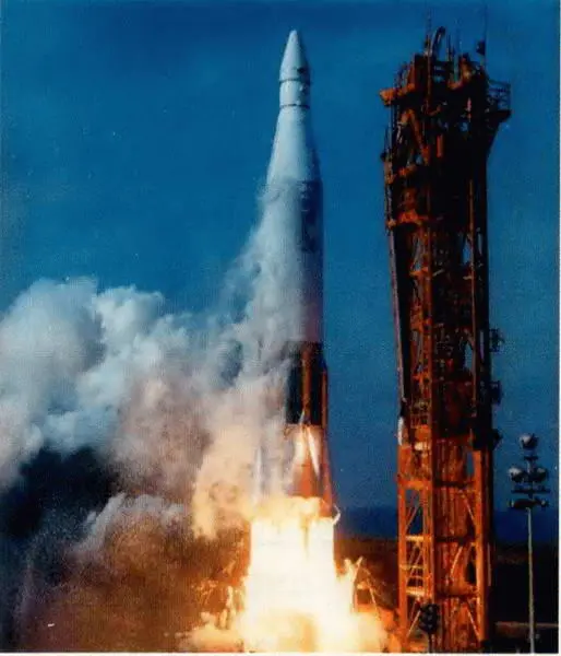 Запуск ракеты Atlas и ее модификации внизу МБР AtlasD стартовый вес - фото 21