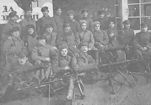 Выпуск пулеметных курсов школы Выстрел 1922 г В центре начальник школы - фото 51