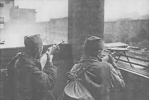 Расчет пулемета ДП ведет бой в Берлине Апрель 1945 г Расчет станкового - фото 107