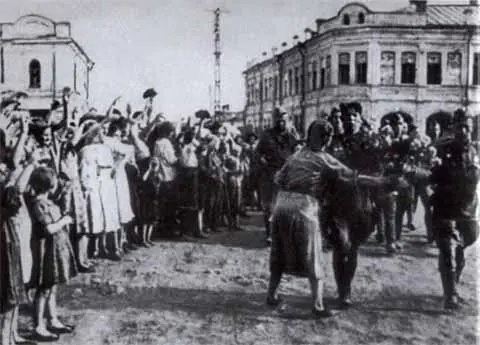 Встреча освободителей Орел август 1943 г Снимок на венском стуле символ - фото 3