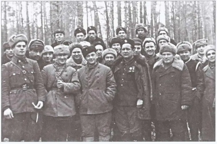 Командир ЧерниговскоВолынского партизанского соединения АФ Федоров и - фото 37