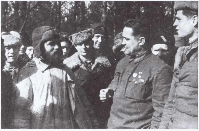 АФ Федоров с боевыми товарищами Командиры партизанских соединений ЛЕ - фото 38