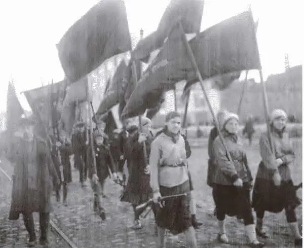 8 Политическая демонстрация в Свердловске Около 1930 Государственный - фото 11