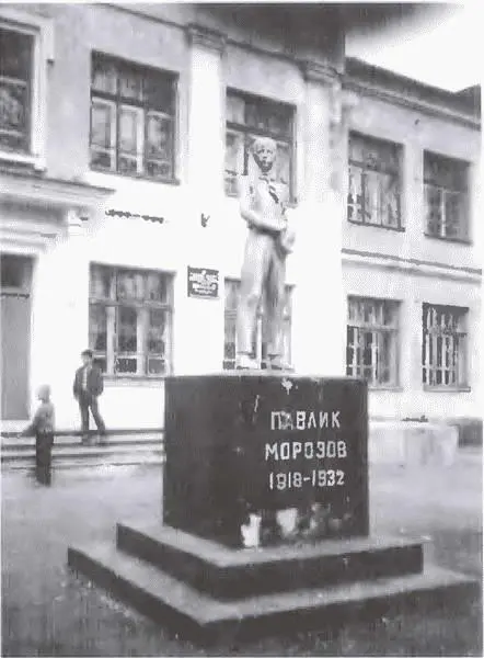 29 Памятник Павлику Морозову в г Остров Псковская обл 1960е гг Н Когюсов - фото 32