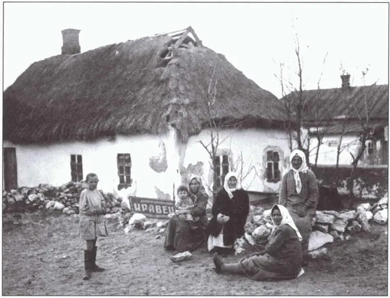 Раскулаченные около своего бывшего дома 1930 г Памятник Павлику Морозову - фото 15