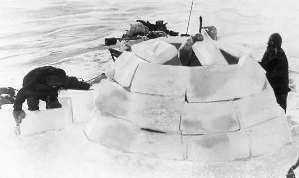 Илл 38 Иглу традиционное жилище обитателей Крайнего Севера На фотографии - фото 45