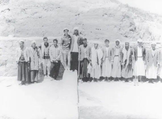 Илл 139 Рабочиеземлекопы и шургатцы на холме Ярымтепе II Пятый слева - фото 154