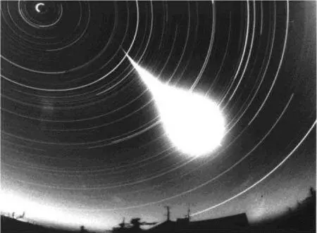 Рис 58 Яркий болид Фото получено на Чешской станции Европейской болидной - фото 92