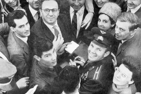 Первые автографы Внуково 14 апреля 1961 г Помните что сказал Гагарин о - фото 218