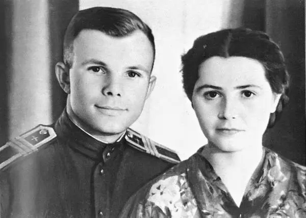 Ю Гагарин с женой Валентиной Оренбург 1957 г ДОЦЕНТ ВОЕННОВОЗДУШНОЙ - фото 234