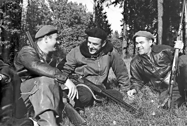 На охоте Юрий Гагарин Владимир Комаров и Андриян Николаев Гагарин же меня и - фото 235