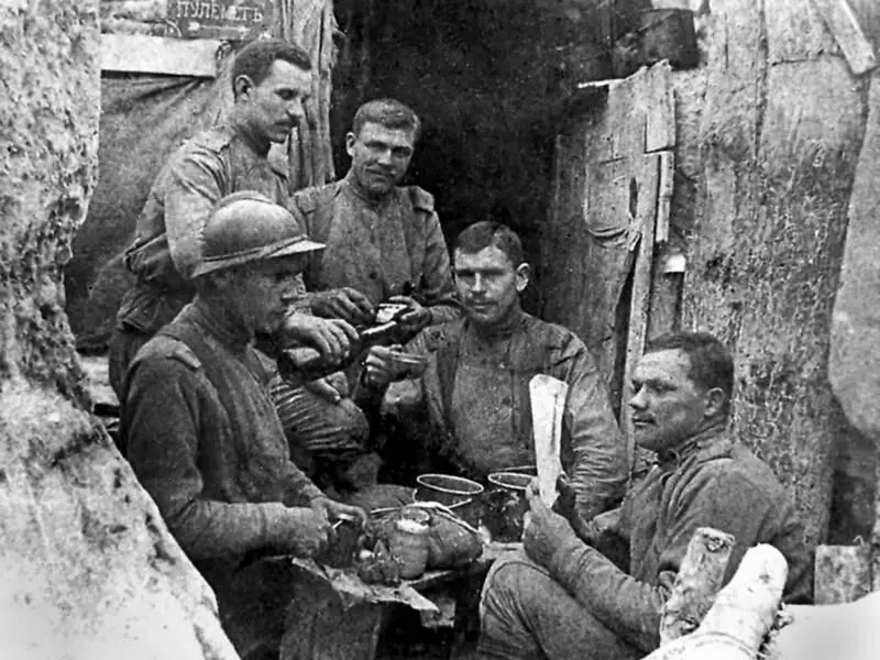 На фронте во Франции в 1917 г Родион Малиновский в каске Военный Крест с - фото 46