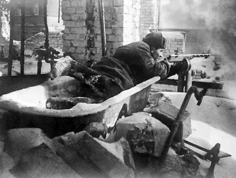 Уличные бои в Сталинграде Конец 1942 г 23 августа Паулюс атакует город с - фото 48
