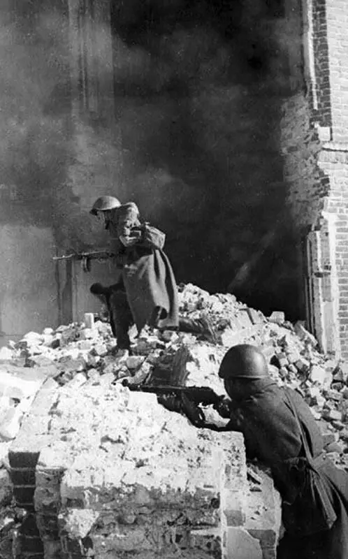Уличные бои в Сталинграде Конец 1942 г 23 августа Паулюс атакует город с - фото 49