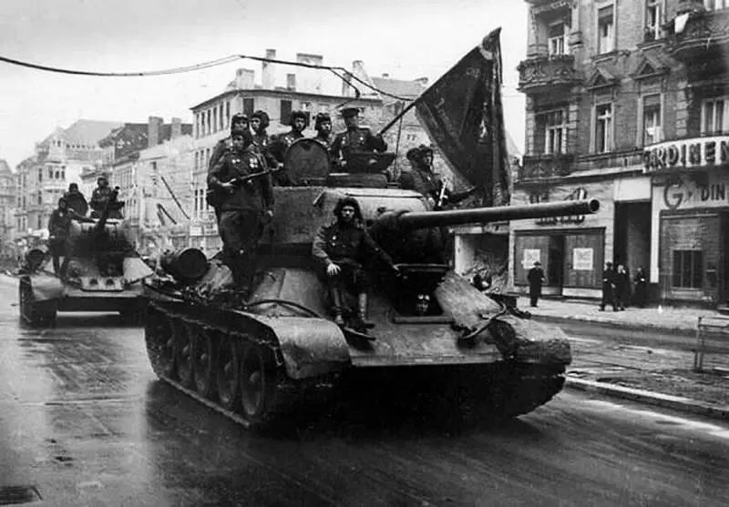 Танки 3й гвардейской танковой армии в Берлине Май 1945 г О характере - фото 53