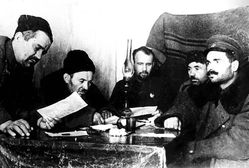Командование Сумским партизанским соединением справа налево С В Руднев М - фото 56