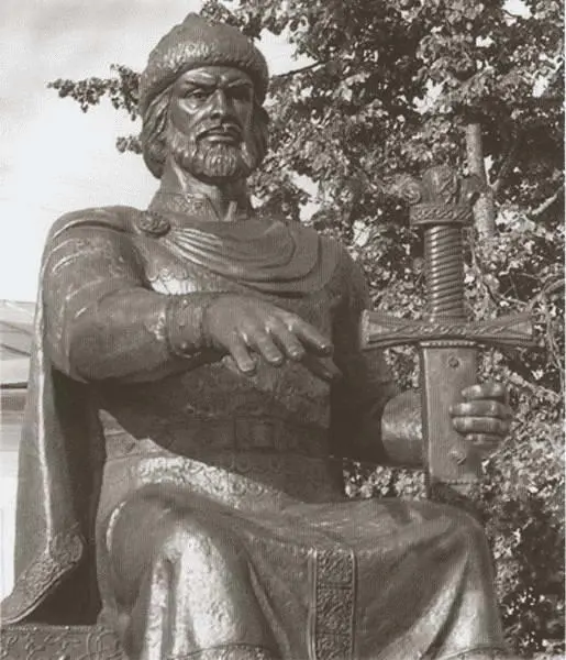 Памятник Юрию Долгорукому в городе Костроме Скульптор В Церковников 2003 г - фото 63