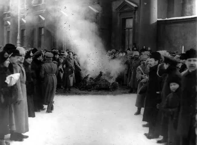 Сожжение герба Российской империи у Аничкова моста в феврале 1917 г Обстрел - фото 6