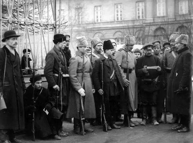 Проверка документов у входа в Смольный ноябрь 1917 г Буржуазия отбывает - фото 8
