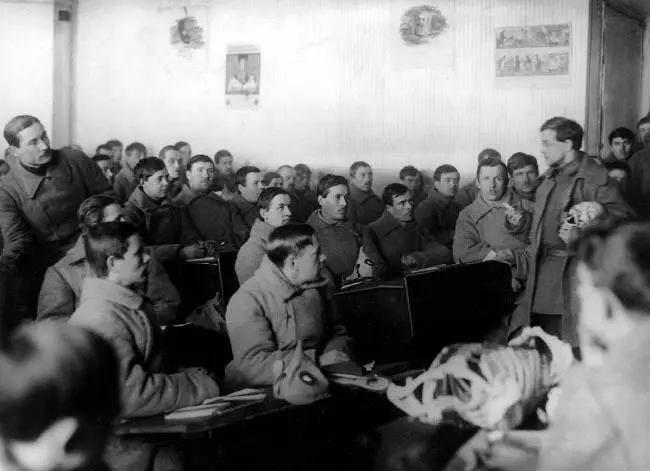 Группа сотрудников милиции на занятиях по судебной медицине Петроград 1922 г - фото 14