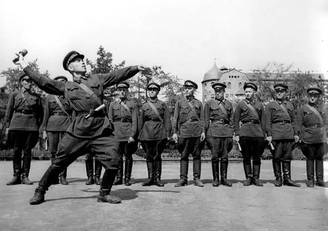 Работники ленинградской милиции отрабатывают приемы метания гранат 1941 г - фото 40