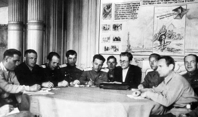 Сотрудники Ленинградского уголовного розыска за разработкой операции 1944 г - фото 44