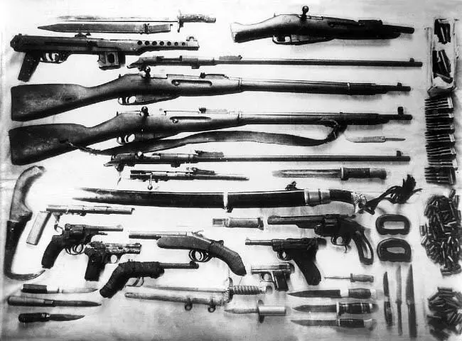 Изъятое у бандитов оружие Изъятое у бандитов оружие В 1949 г на территории - фото 48