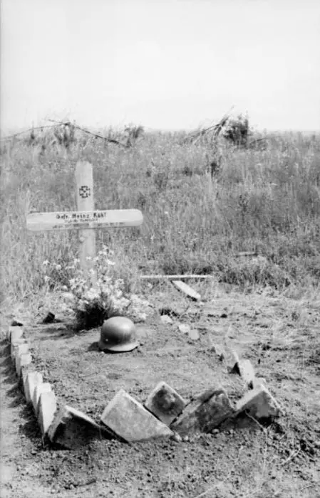 Могила Хайнца Кюля немецкого солдата убитого под Курском 17 июля 1943 года - фото 25