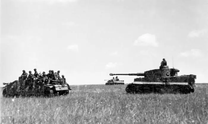 Два танка Тигр атакуют пехоту Умело организовал боевые действия - фото 15