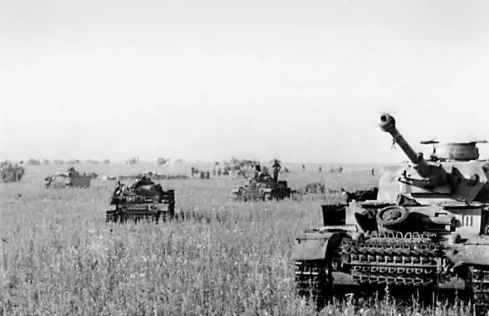 Третья и четвертая бронетанковые дивизии выдвигаются на позицию В районе - фото 14