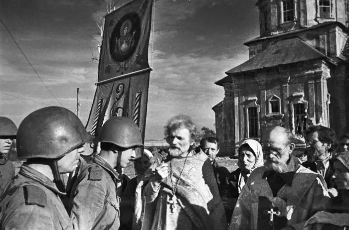 Жители города ДмитровскОрловский встречают воинов Красной Армии после битвы на - фото 32