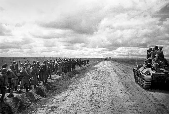 Июль 1943 г Резервы идут на фронт Скончался от ран лейтенант командир - фото 34
