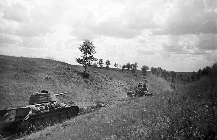 Воронежский фронт Курская дуга Июль 1943 г Танки уходят в разведку - фото 35