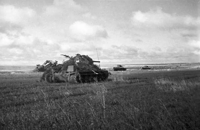Июль 1943 г Танки пошли в атаку Отличился в боях за деревню Сычи село - фото 36