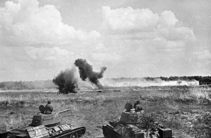 Курская дуга Июль 1943 г Танки в бою Особо отличился в боях под - фото 38