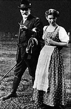 Анна с отцом 1927 В 1928 году ДБерлингам переехала в дом ЗФрейда и с той - фото 46