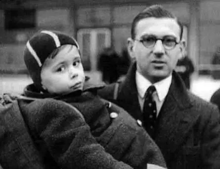 Николас Винтон в пражском аэропорту в 1938 г отправляет группу детей в Швецию - фото 9