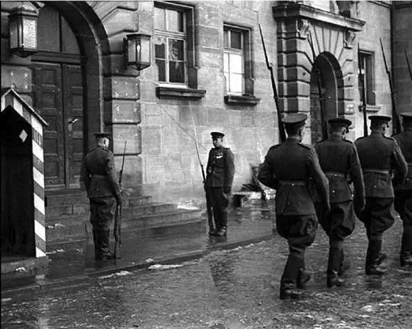 Караул у здания Военного трибунала Л Р Шейнин второй слева Р А Руденко - фото 165