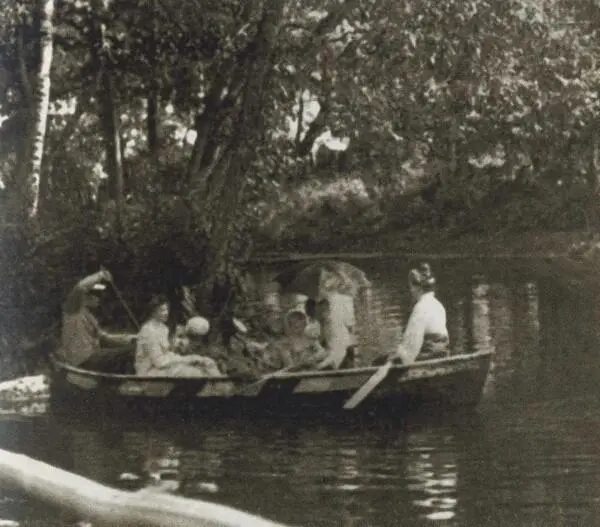На даче Ляля с кузенами на даче 1905 Ляля с подругой Двинск 1910 - фото 18
