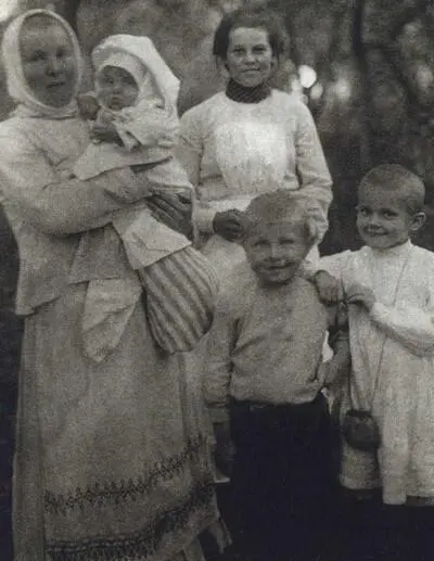 Ляля с кузенами на даче 1905 Ляля с подругой Двинск 1910 Гикс Фиалки - фото 19