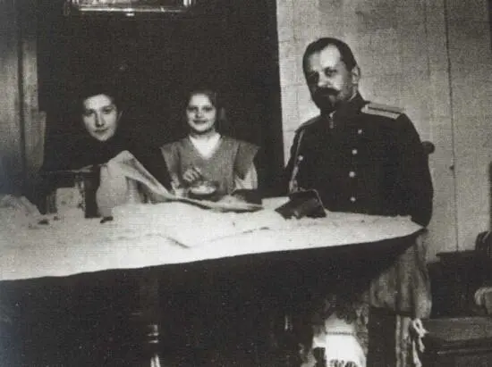 Семья Лиорко 1908 Ляля 1907 Ляля с матерью и тетками на даче Выборг 1915 - фото 22