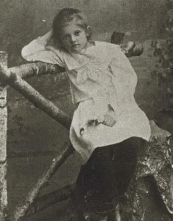 Ляля 1907 Ляля с матерью и тетками на даче Выборг 1915 Ляля 1907 - фото 23