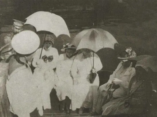 Ляля с матерью и тетками на даче Выборг 1915 Ляля 1907 Валерия Дмитри - фото 24