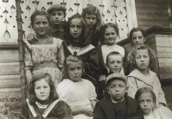 Ляля в группе детей Рядом слева Лиля Лавинская Выборг 1911 Наталия - фото 32