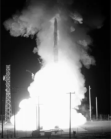 Рис 91Высотные ядерные испытания старт МБР Minuteman Взрыв ядерного - фото 46