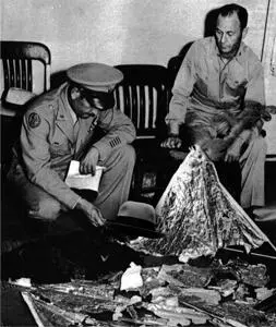 Рис 96Исследование обломков розуэлловского НЛО В 1948 г через год после - фото 51