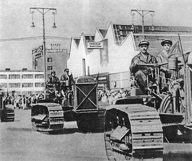 Колонна первых тракторов Челябинского тракторного завода 1933 г Самыми - фото 44